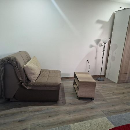 Square Apartment Paracin Luaran gambar