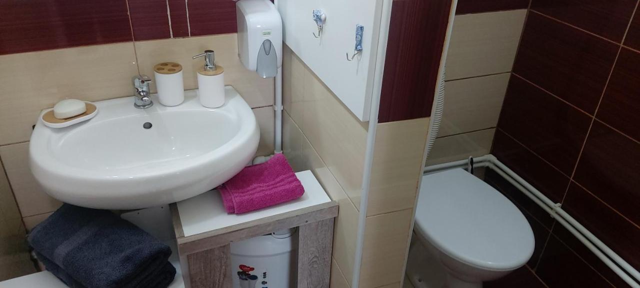 Square Apartment Paracin Luaran gambar