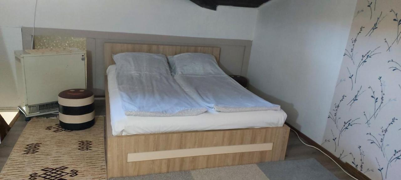 Square Apartment Paracin Luaran gambar