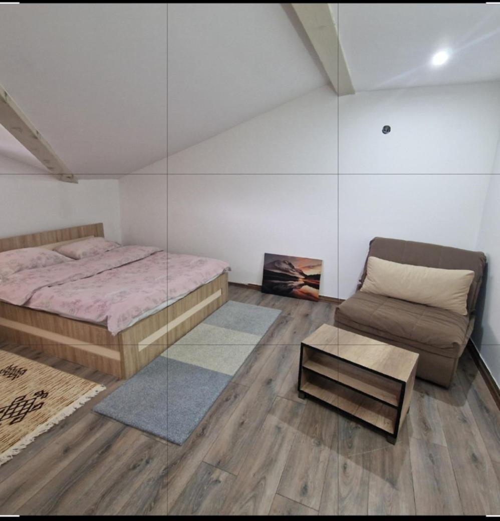 Square Apartment Paracin Luaran gambar