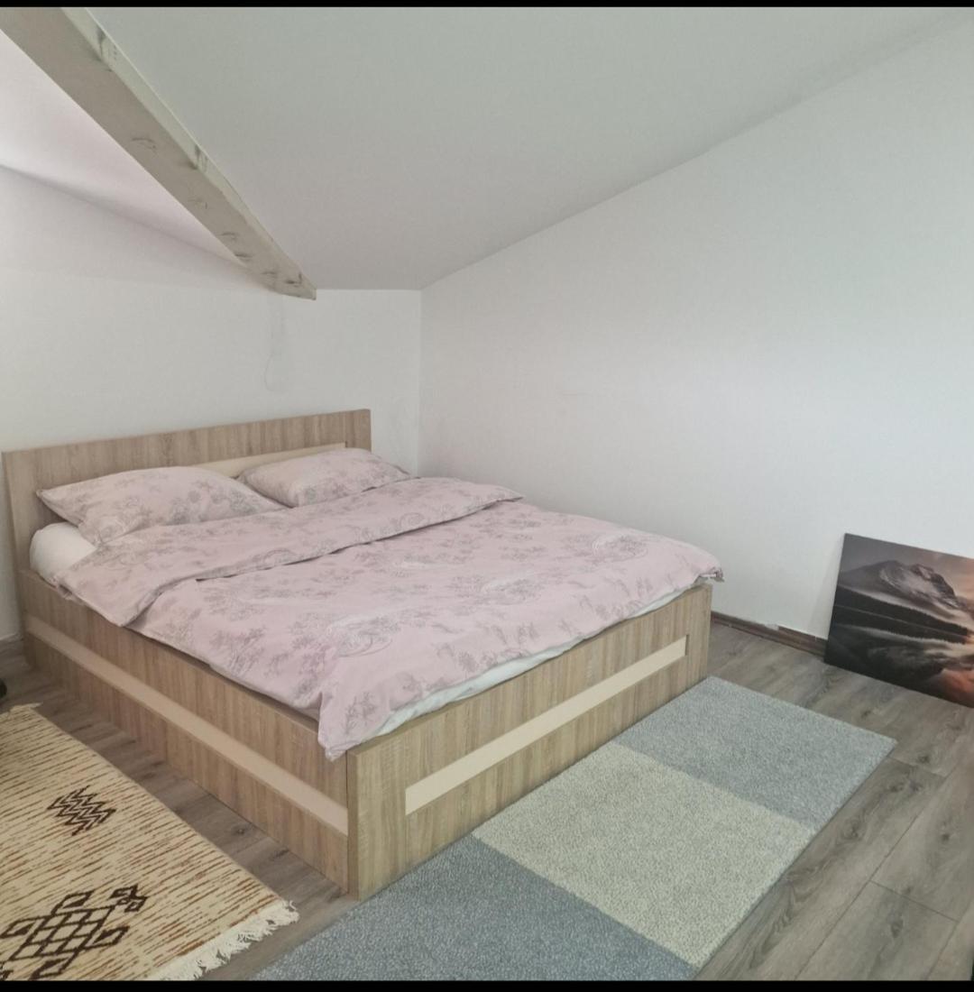 Square Apartment Paracin Luaran gambar