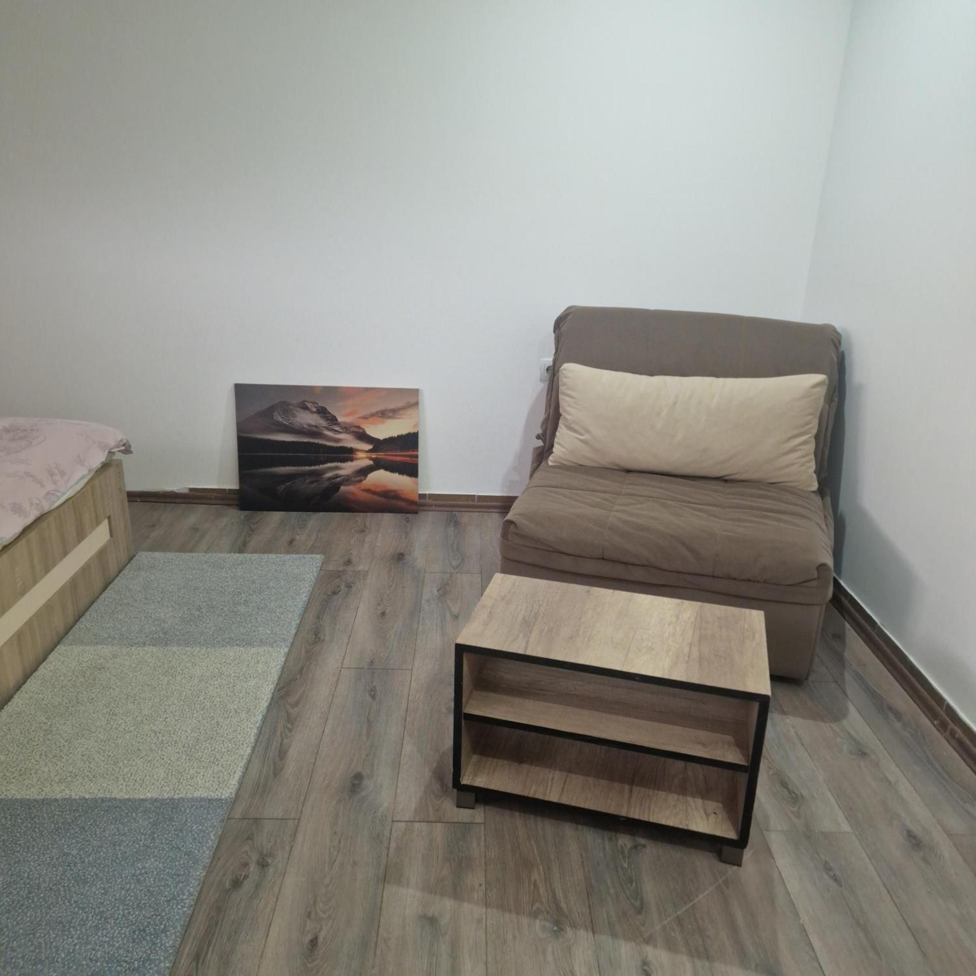 Square Apartment Paracin Luaran gambar
